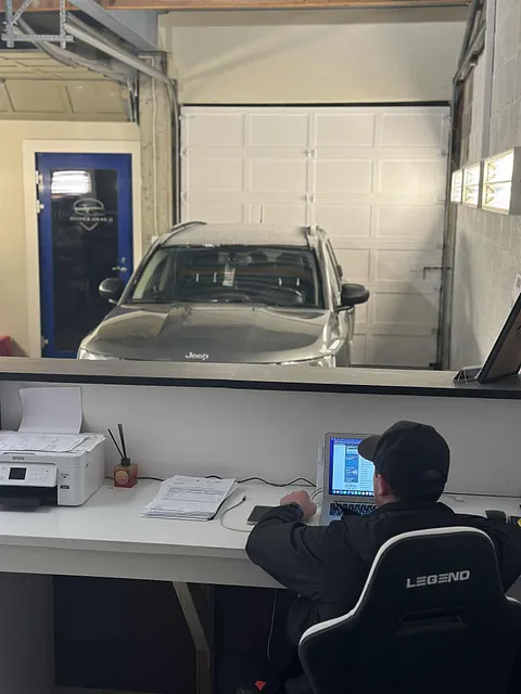 Bilde av ansatt på verksted